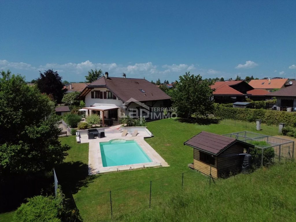 Maison de caractère avec piscine et grand terrain – LE LYAUD